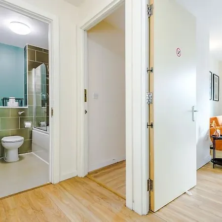 Modern 2Br Near Manchester City Centre - Free Parking Garage Exterior photo