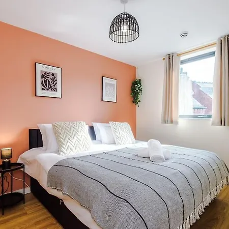Modern 2Br Near Manchester City Centre - Free Parking Garage Exterior photo